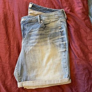 Light Wash Jean Shorts, size 20
